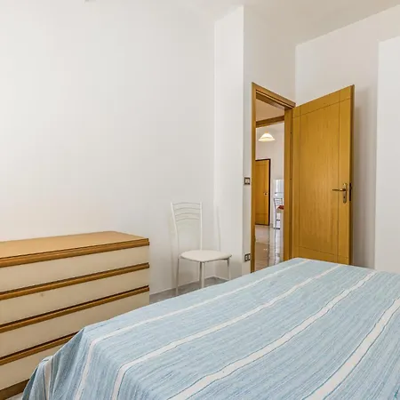 Apartment 2 Bedroom Stunning In *